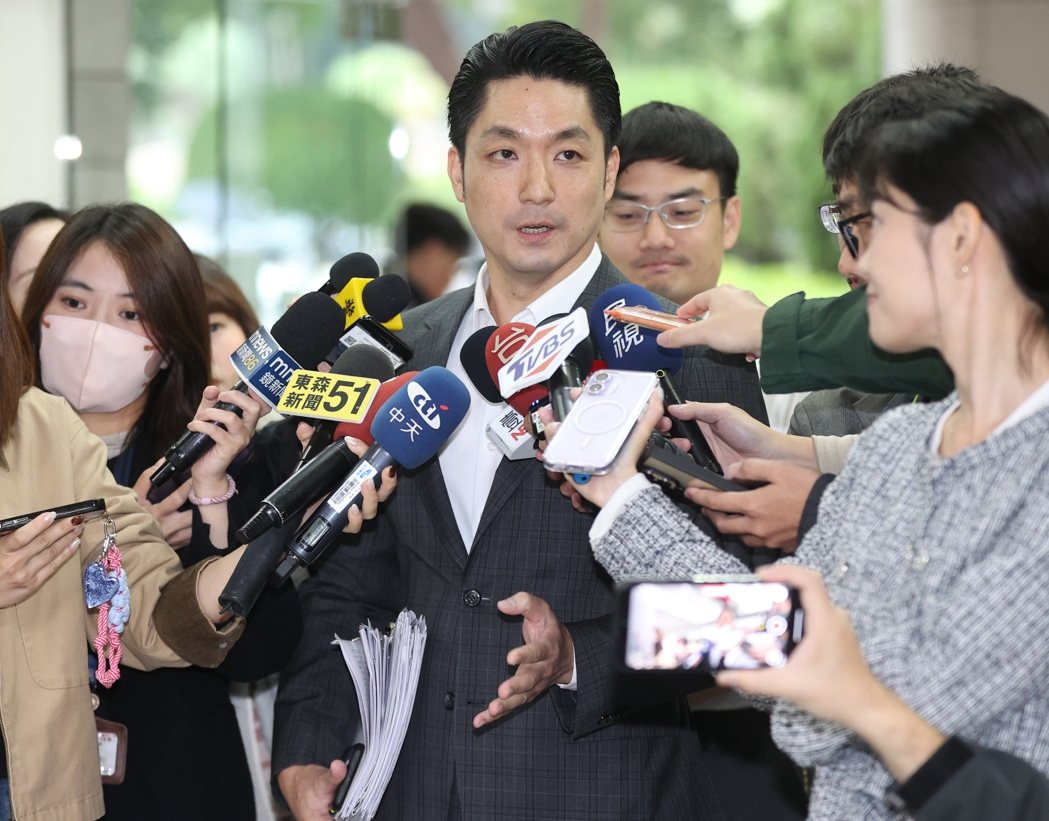 台北市长蒋万安下午赴议会总质询受访。记者陈正兴/摄影 台北市长蒋万安下午赴议会总质询受访。记者陈正兴/摄影