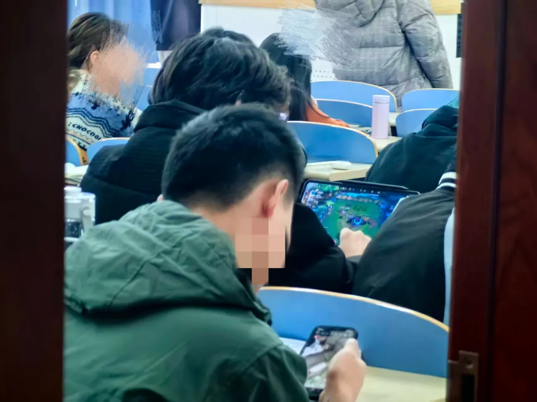 0抬头率 中国大学被迫把大学生当高中生管 0抬头率 中国大学被迫把大学生当高中生管