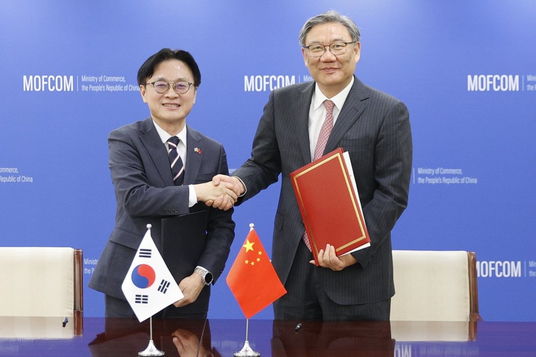 大陆商务部部长王文涛(右)12日在北京会见南韩产业通商部长金正官(左),双方围绕... 大陆商务部部长王文涛(右)12日在北京会见南韩产业通商部长金正官(左),双方围绕...