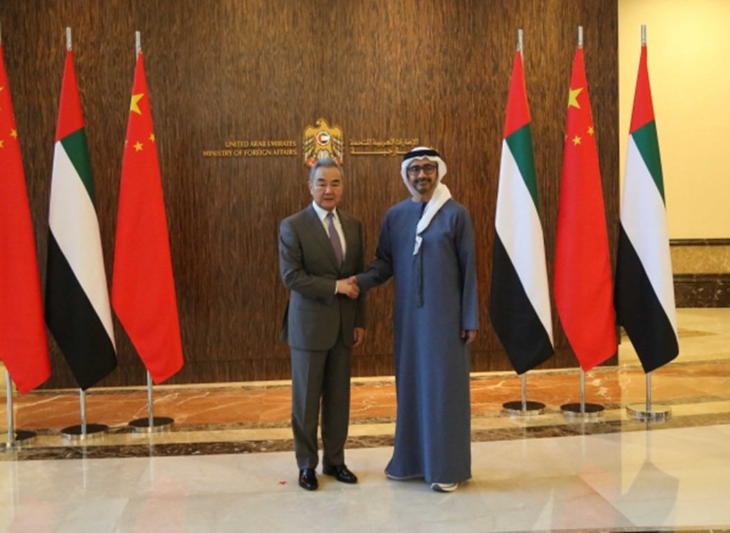 大陆外交部长王毅(左),和阿拉伯联合大公国副总理兼外长阿布都拉(右)举行会谈。大... 大陆外交部长王毅(左),和阿拉伯联合大公国副总理兼外长阿布都拉(右)举行会谈。大...