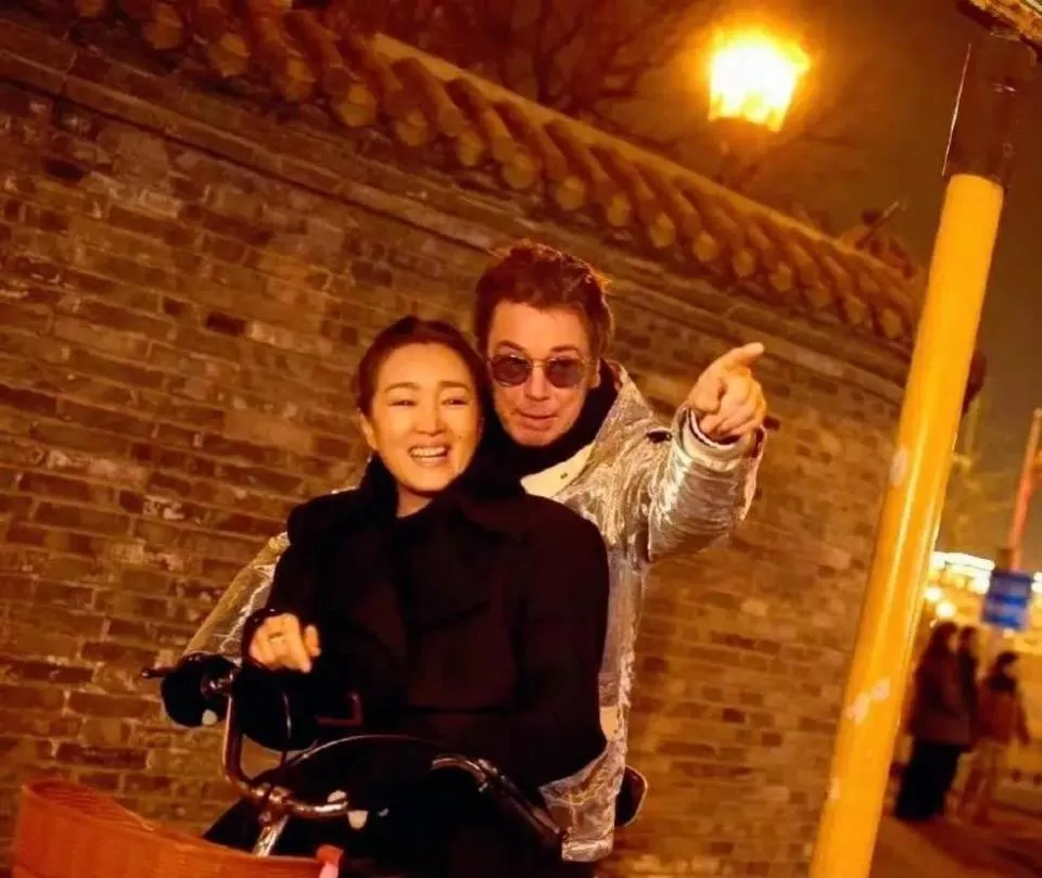 巩俐带老公回北京探亲,夫妻俩一同骑自行车压马路