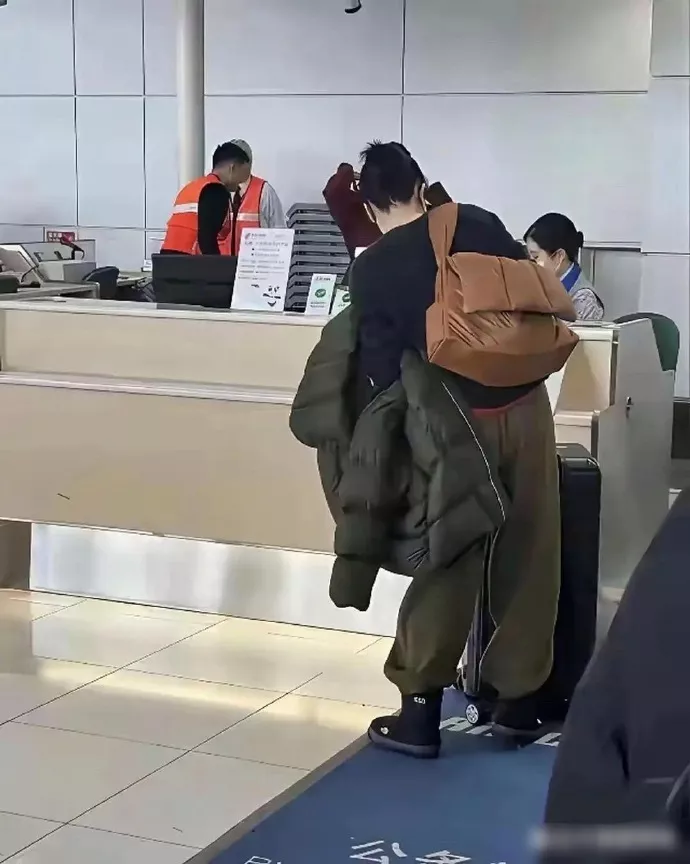 55岁王菲登机安检照疯传!素颜状态惊艳