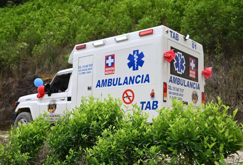 哥倫比亞高中畢旅校車墜崖,釀17死20傷。哥國救護車示意圖。(法新社)