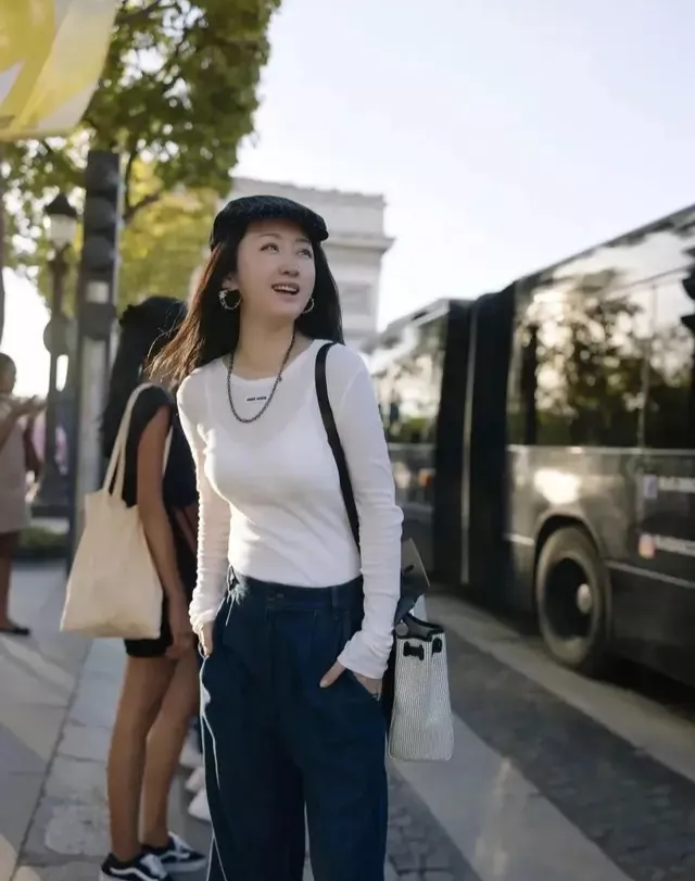 杨钰莹现身南昌被偶遇,逆龄生长像18岁