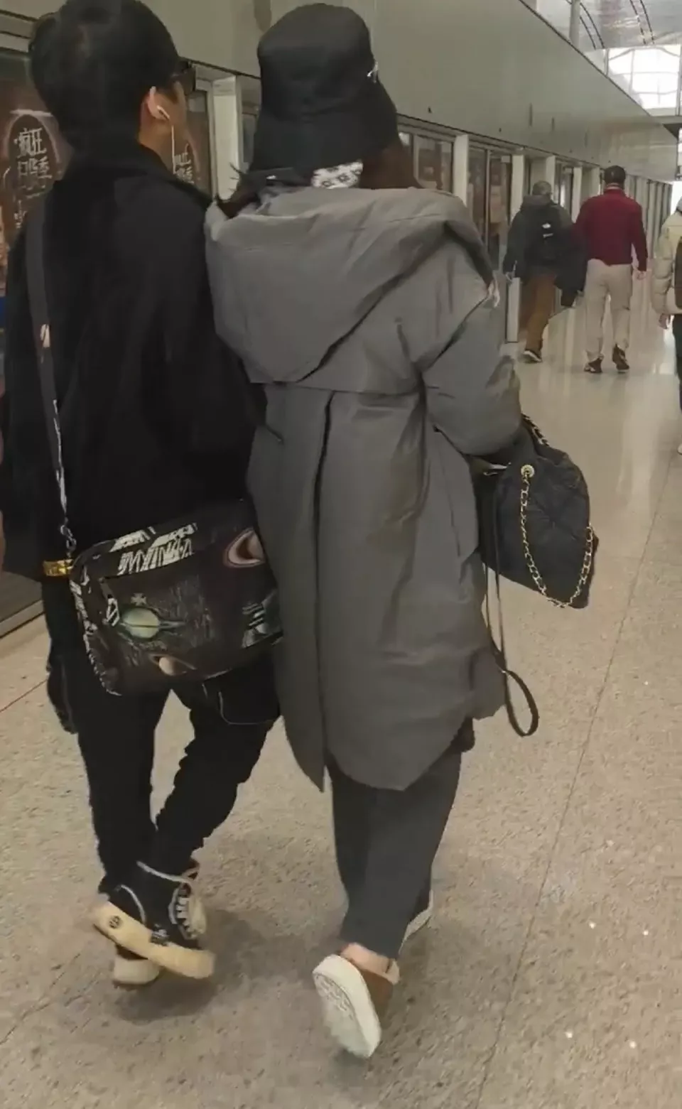 偶遇大张伟和老婆出行,网友直呼大老师嫁给了爱情