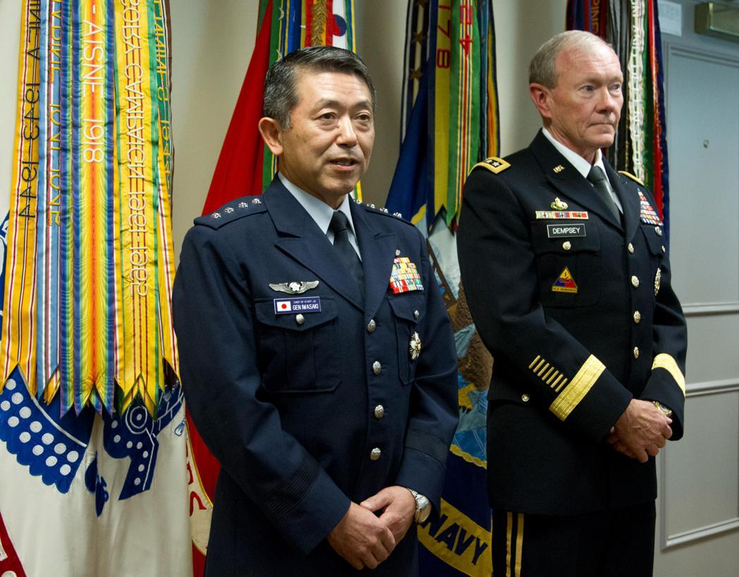 日本自卫队前统合幕僚长岩崎茂(图左)因担任我行政院政务顾问,遭大陆外交部制裁。图... 日本自卫队前统合幕僚长岩崎茂(图左)因担任我行政院政务顾问,遭大陆外交部制裁。图...