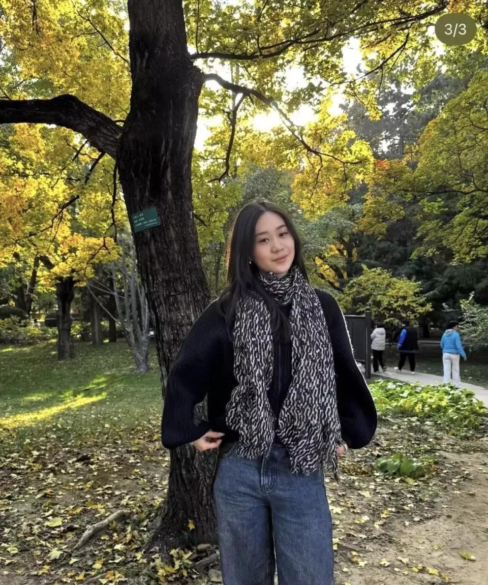 李连杰与女儿现身九华山,打扮朴素显沧桑