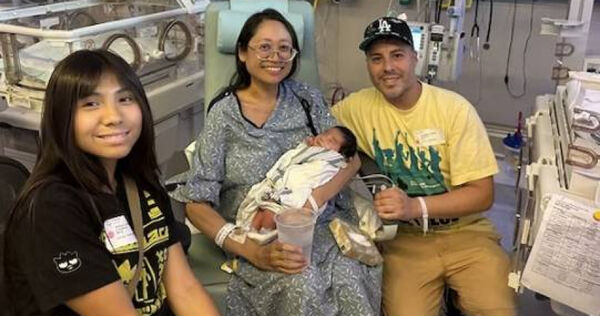 蘇茲‧羅培茲在罹患22磅卵巢囊腫情況下誕下一名健康男嬰,堪稱醫學奇蹟。(圖/Cedars-Sinai)