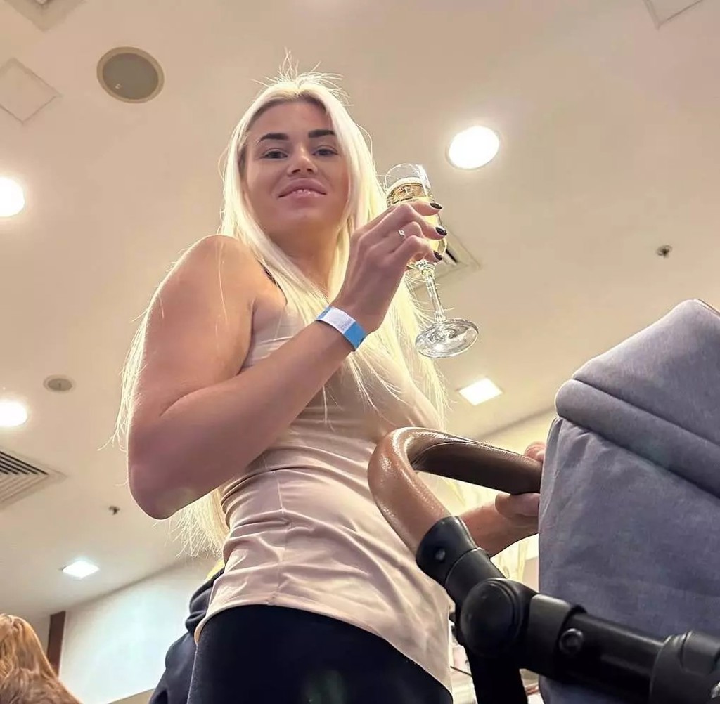 俄罗斯网红安娜,竟将10岁儿子装入真空袋,并用吸尘器抽真空拍摄影片求关注。 (图/翻摄IG) 俄罗斯网红安娜,竟将10岁儿子装入真空袋,并用吸尘器抽真空拍摄影片求关注。 (图/翻摄IG)