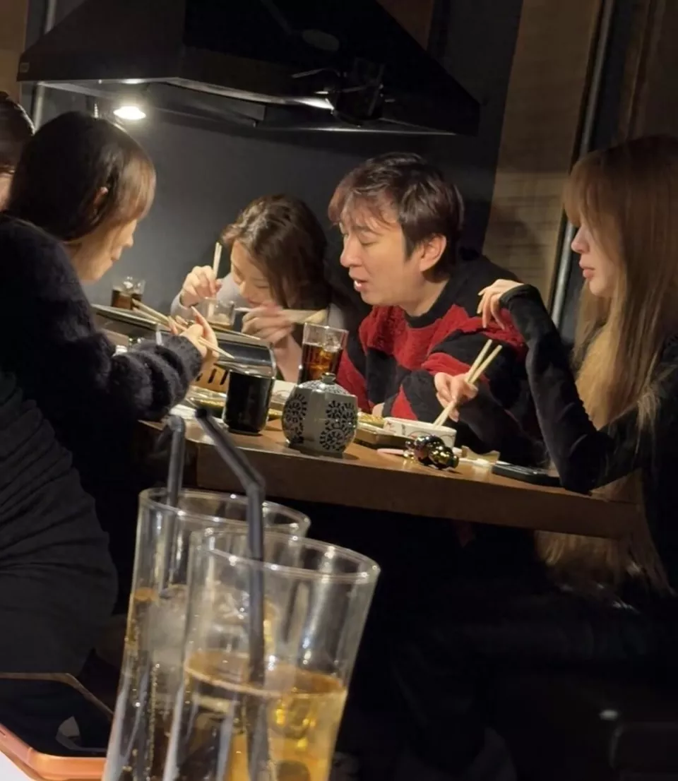 王思聪被偶遇,带四美女吃烤肉却没精打采