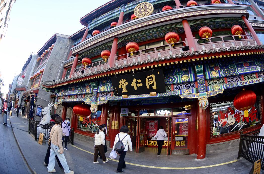 北京同仁堂原为乐显扬于1669年(康熙八年)创建,但中共建政后,1954年被迫实... 北京同仁堂原为乐显扬于1669年(康熙八年)创建,但中共建政后,1954年被迫实...