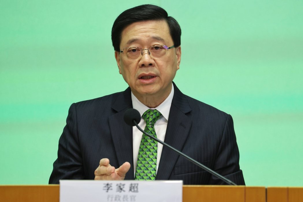 香港特首李家超15日中午出发前往北京述职,他在香港机场会见媒体时,对香港壹传媒创... 香港特首李家超15日中午出发前往北京述职,他在香港机场会见媒体时,对香港壹传媒创...