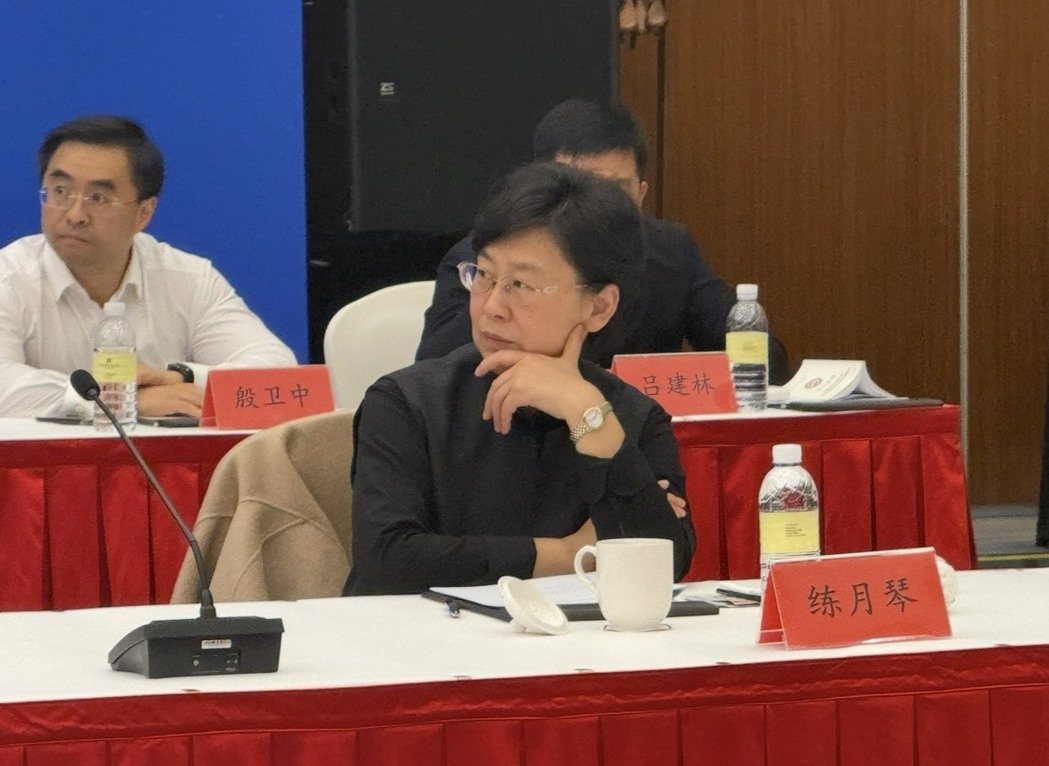 图为练月琴2024年11月20日出席大陆国台办在江苏省苏州市举办的一场台商座谈会... 图为练月琴2024年11月20日出席大陆国台办在江苏省苏州市举办的一场台商座谈会...