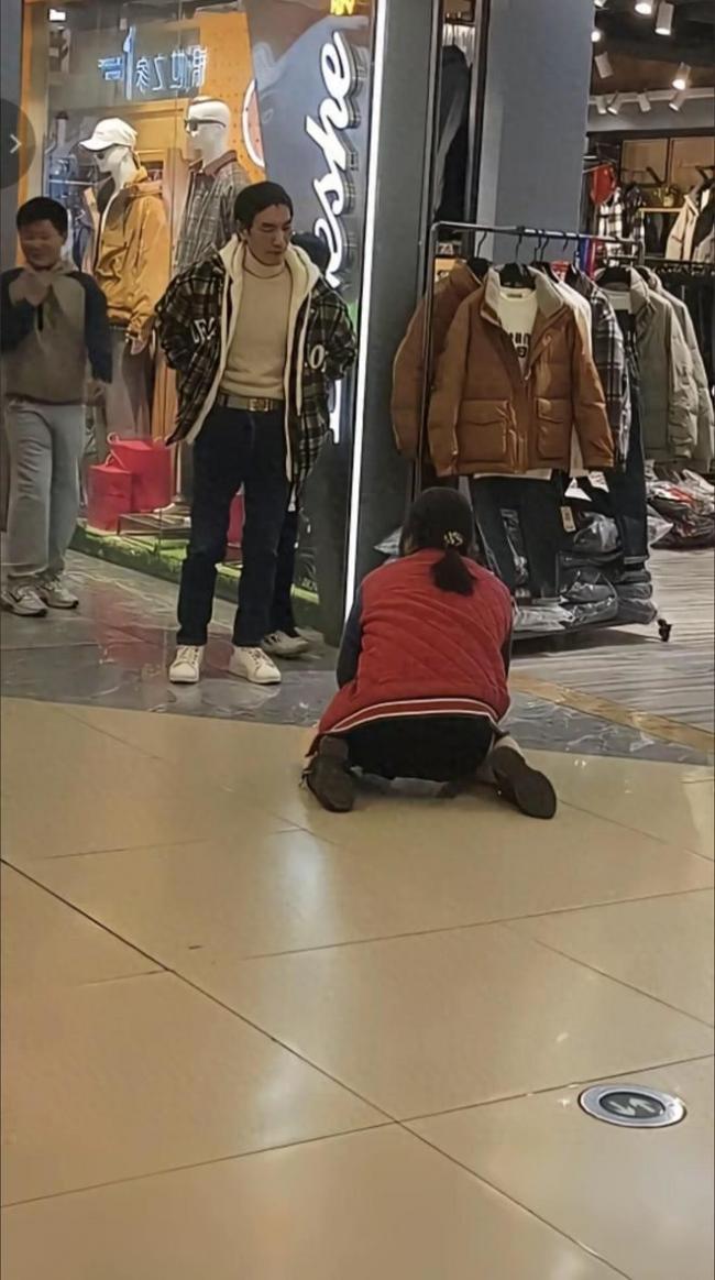 湖北女下跪畫面瘋傳 傳求丈夫 網轟冷血真相曝光