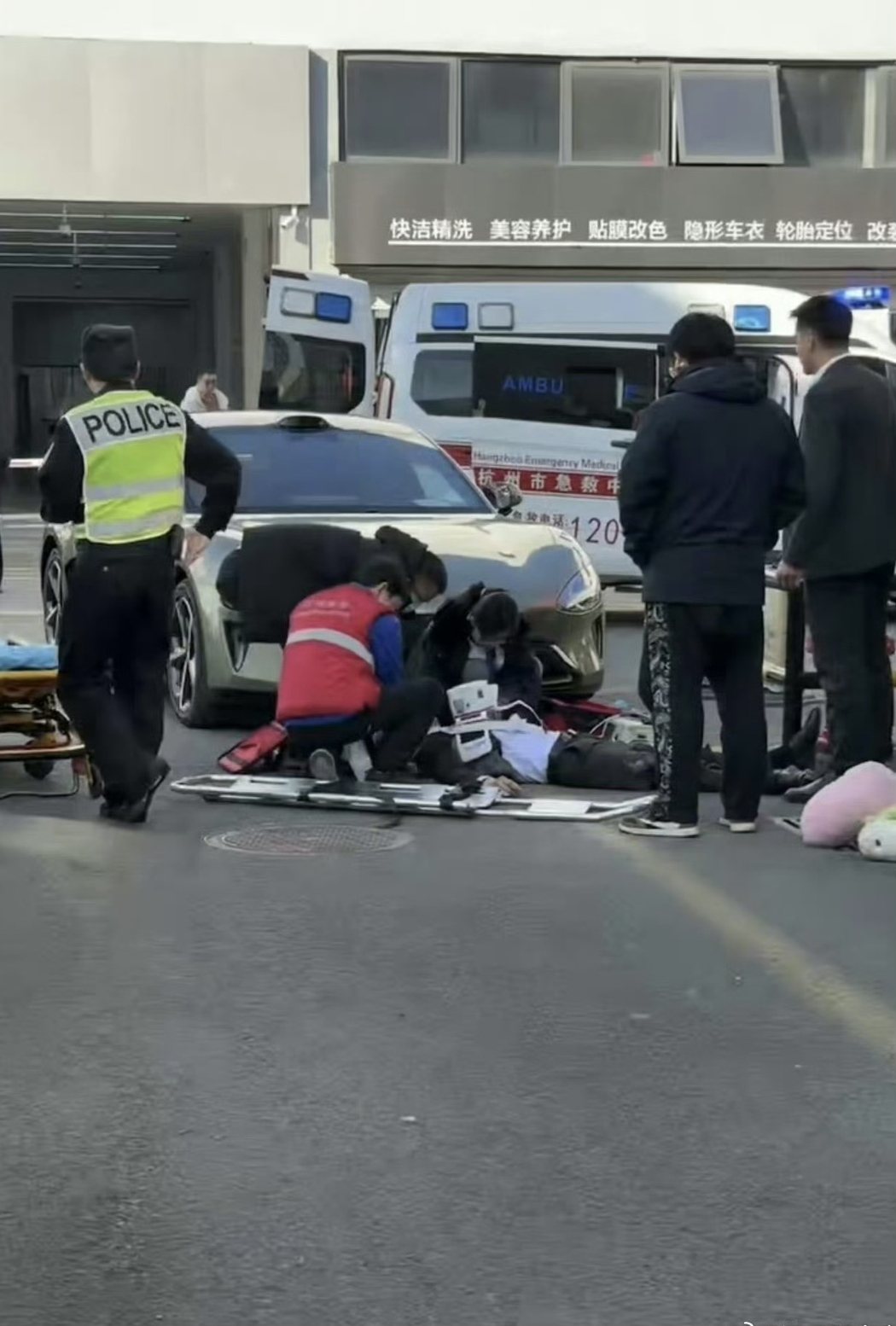 15日下午,一名小米車主在杭州剛提新車就在倒車時發生撞人事故。(圖/取自微博) 15日下午,一名小米車主在杭州剛提新車就在倒車時發生撞人事故。(圖/取自微博)