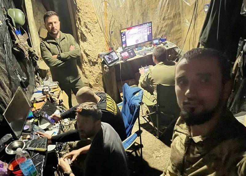  乌克兰总统泽连斯基也与库皮扬斯克作战小组一同讨论战术策略。 图：翻摄自 X 