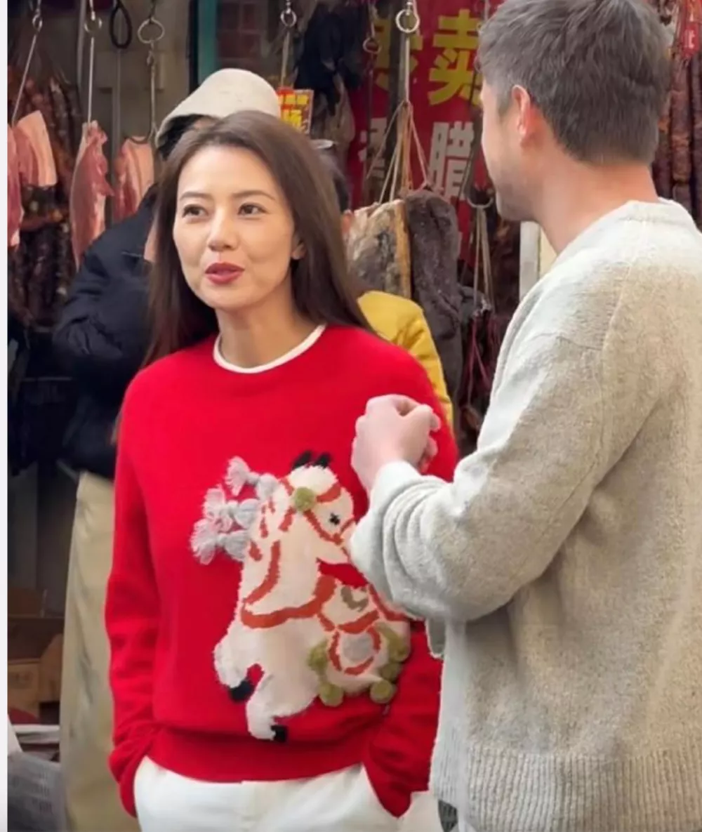 成都街頭偶遇46歲高圓圓:生圖暴露了真實顏值,趙又廷福氣不小啊