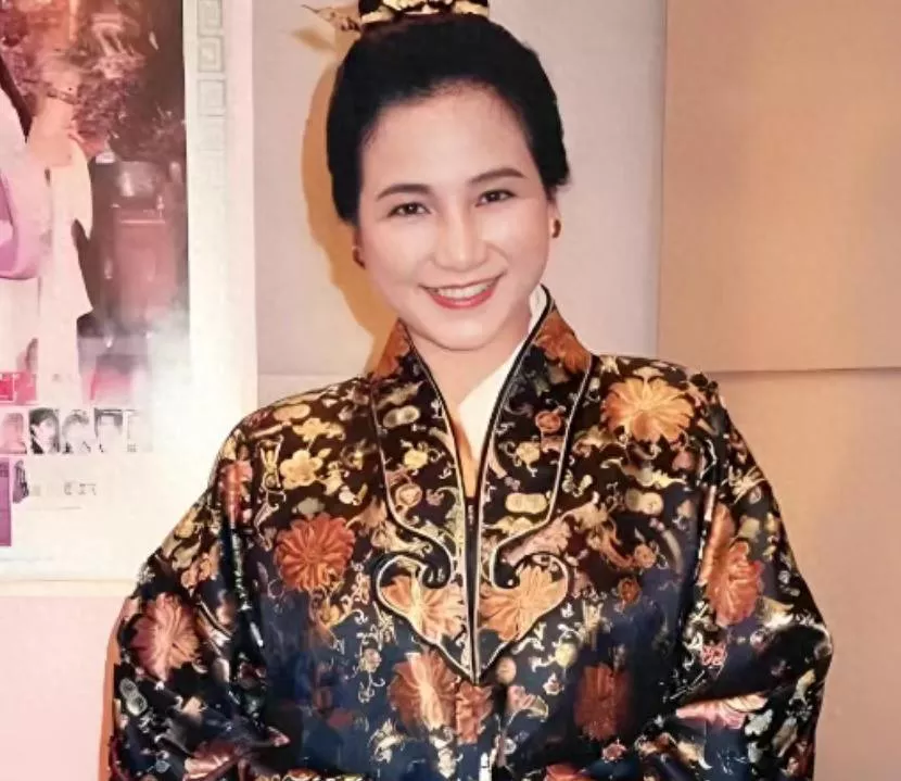 鄭佩佩去世1年後,兒子現狀曝光,無奈的一幕還是發生了!