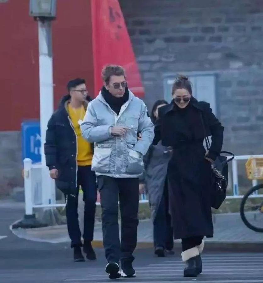 鞏俐陪老外老公逛北京,年齡差被腳步踩碎,愛情早不是童話