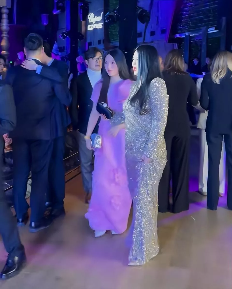 李湘带女儿参加晚宴!16岁王诗龄瘦了,气质非常端庄