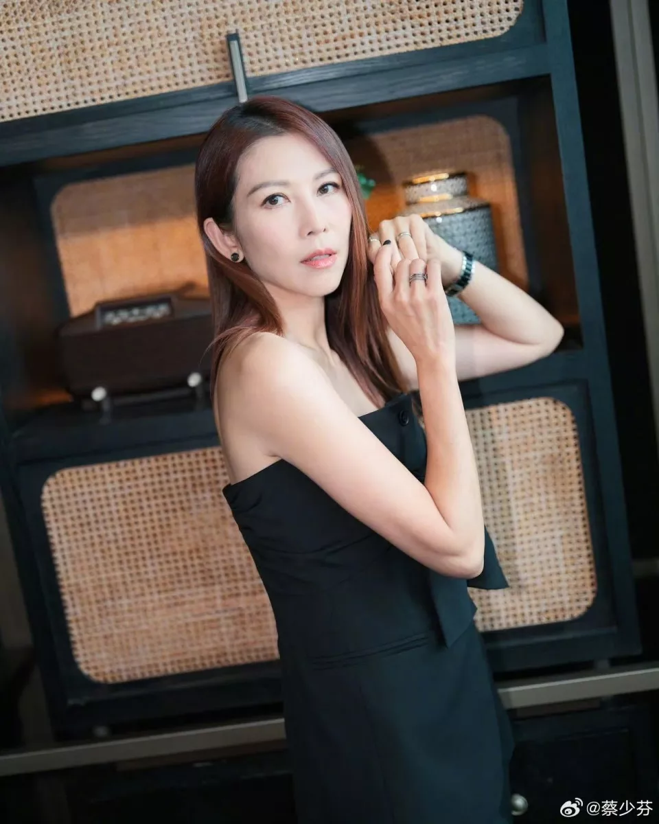 知名港星真实状态曝光!年过半百近乎零皱纹,逛商场专挑打折店