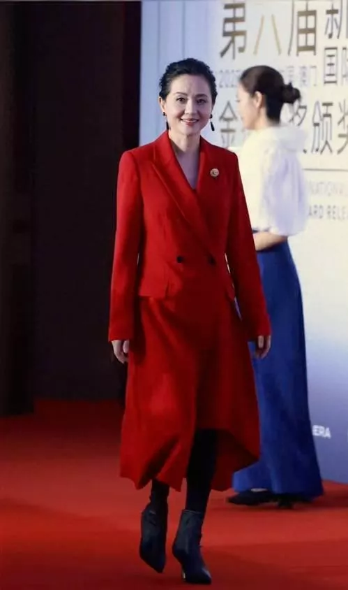 老戏骨齐聚澳门,陶慧敏惊艳全场,潘虹穿搭却让人看不懂?