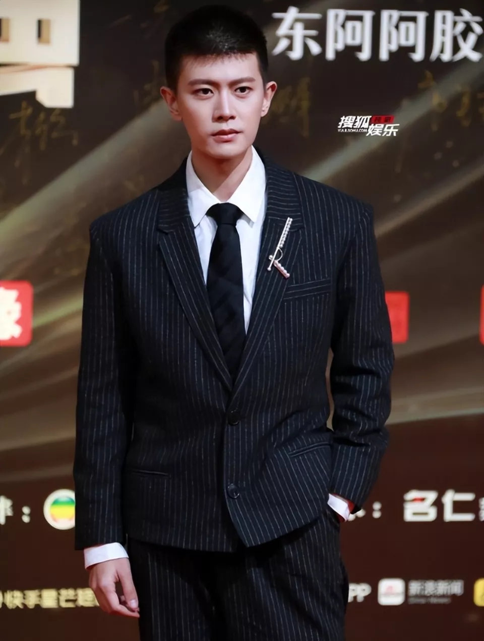 又是红毯!张雨绮葫芦形身材抢镜,贾静雯太敢穿