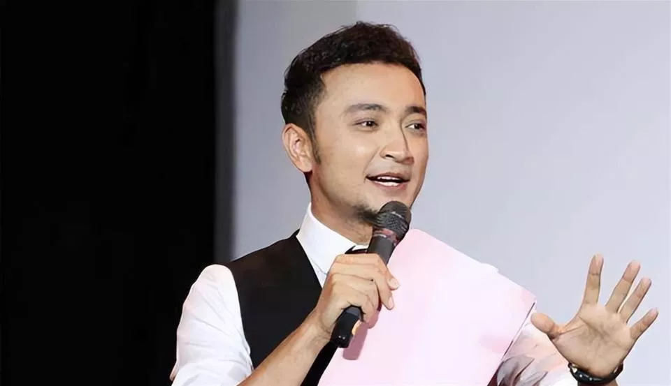 42岁离婚无儿女的尼格买提,已经走上另一条道路