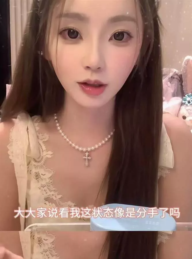 37岁王思聪面相变了,下巴后缩秃头有姨味,带五个女伴憔悴