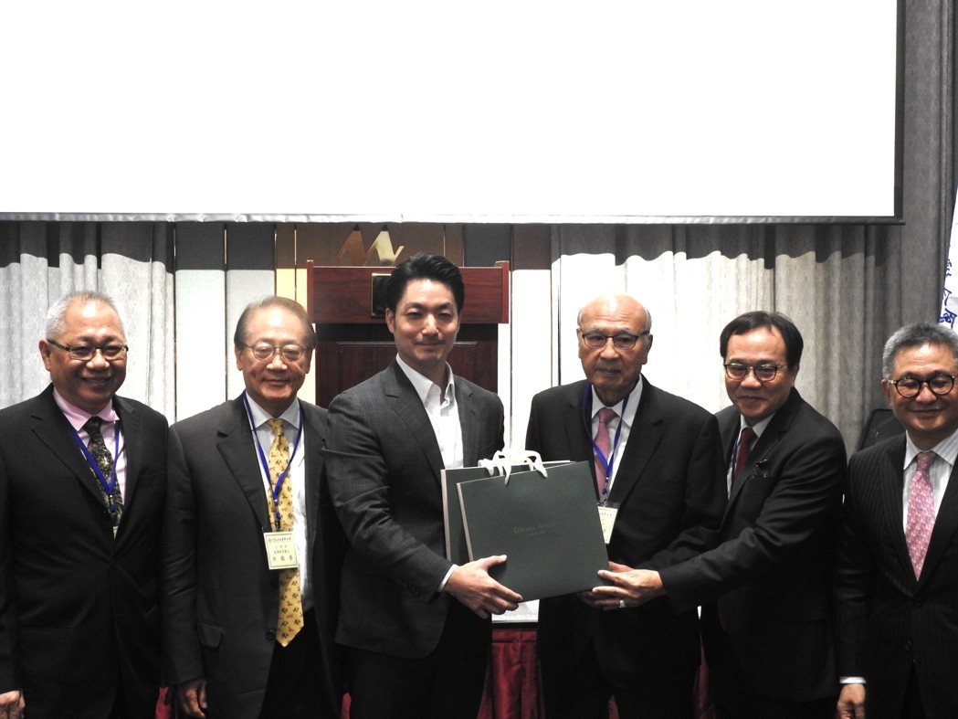 台湾工商企业联合会行政长李锡东(左起)、监事会召集人许显荣、台北市长蒋万安、最高... 台湾工商企业联合会行政长李锡东(左起)、监事会召集人许显荣、台北市长蒋万安、最高...