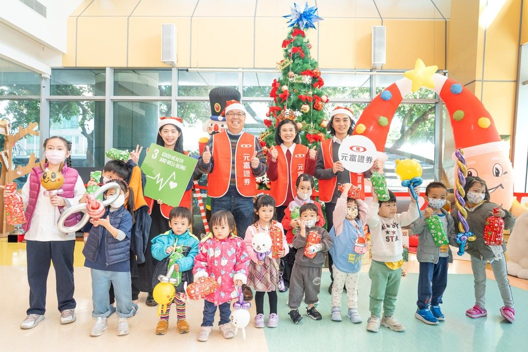 元富证券深耕公益献爱心,三赴台大儿医展关怀。(后排左二)元富证券总经理张清发、(... 元富证券深耕公益献爱心,三赴台大儿医展关怀。(后排左二)元富证券总经理张清发、(...