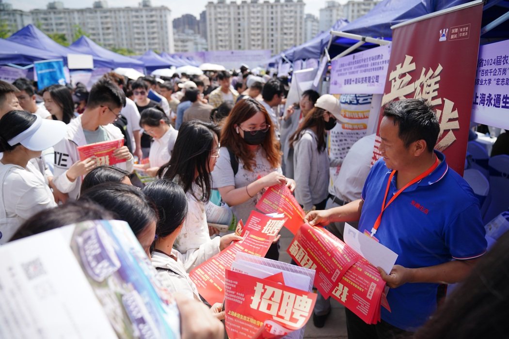 大陆国家统计局18日发布11月份分年龄组失业率数据。11月份,大陆城镇不包含在校... 大陆国家统计局18日发布11月份分年龄组失业率数据。11月份,大陆城镇不包含在校...