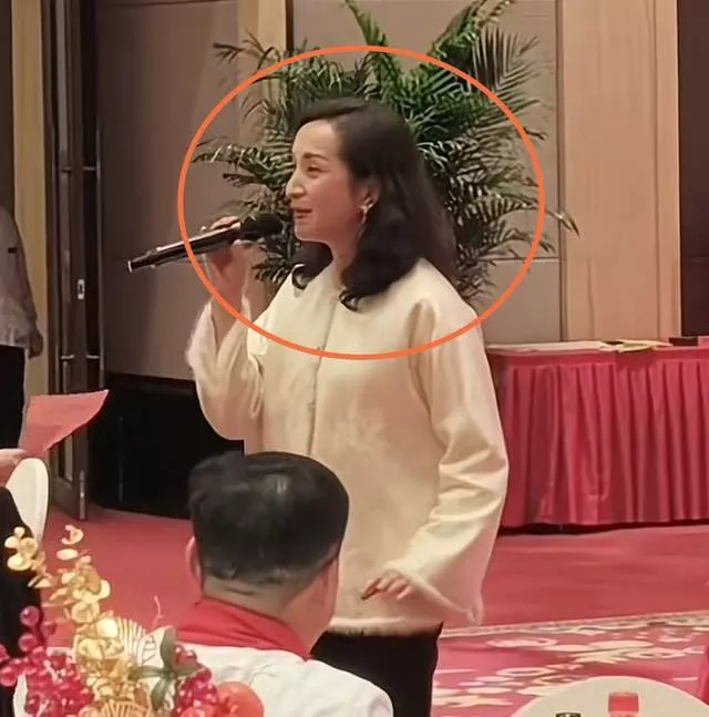 50岁知名歌手复出后仍显落魄!边唱歌边做饭,厨房狭小手法却娴熟