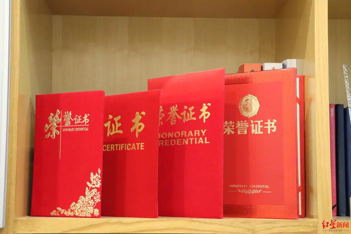 ▲崔丽丽在工作中获得的奖状