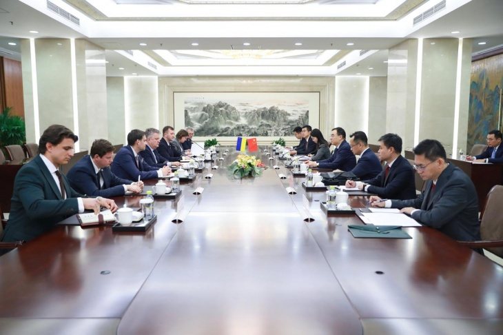 2025年12月18日,乌克兰外交部第一副部长谢尔盖·基斯利察在北京与大陆外交部... 2025年12月18日,乌克兰外交部第一副部长谢尔盖·基斯利察在北京与大陆外交部...