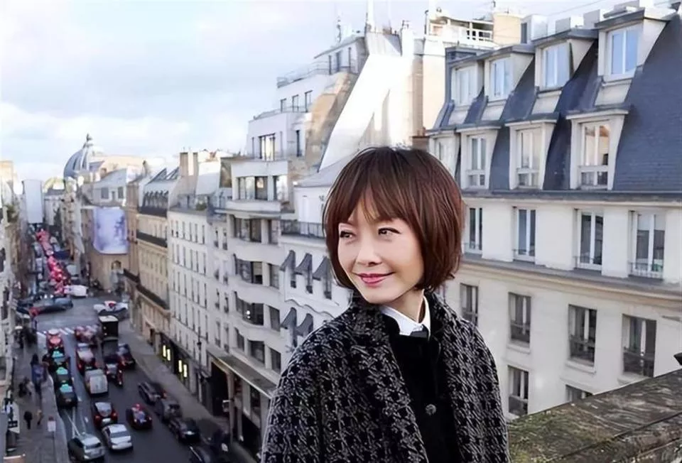 55岁发福后的鲁豫很养眼,如今胖出新宽度,曾经的她真没法看