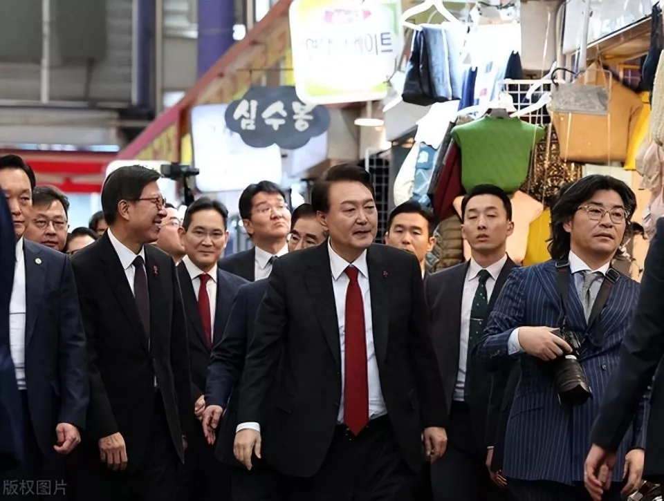 三星集团大公主近照流出,脸肿皮松走路外八字,家族遗传病爆发