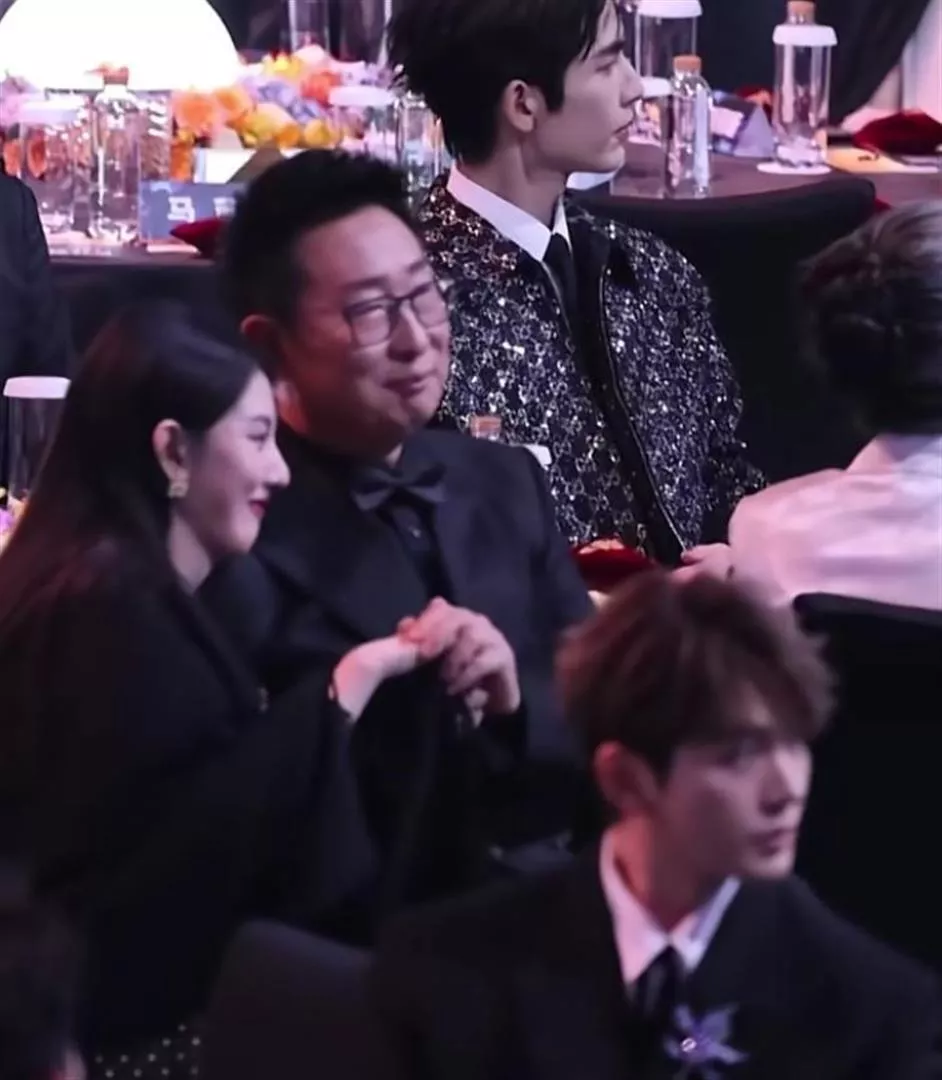 晚节不保？曝56岁林永健摸宋祖儿手拍大腿