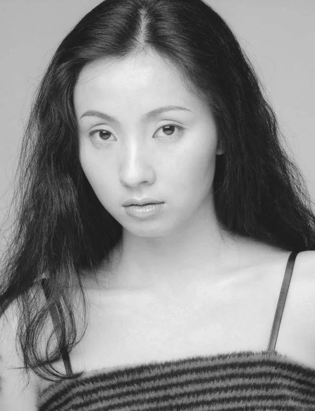 53岁陶虹与家人聚餐，17岁女儿徐小宝变漂亮了