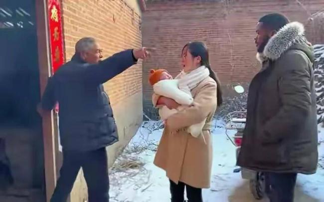 河南女子偷嫁给黑人 生娃后回娘家被拒之门外