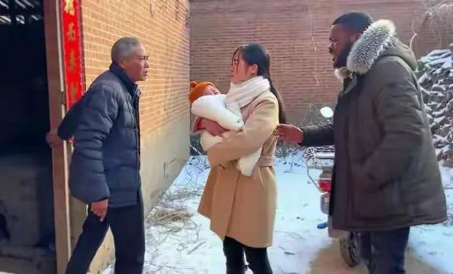 河南女子偷嫁给黑人 生娃后回娘家被拒之门外