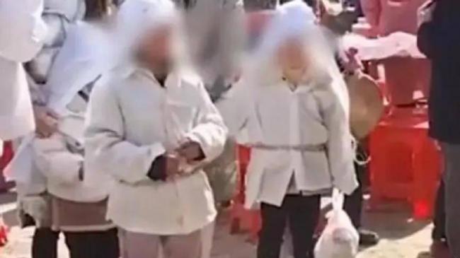 夫妻生8个孩子后双双离世 哥嫂接手拒领养