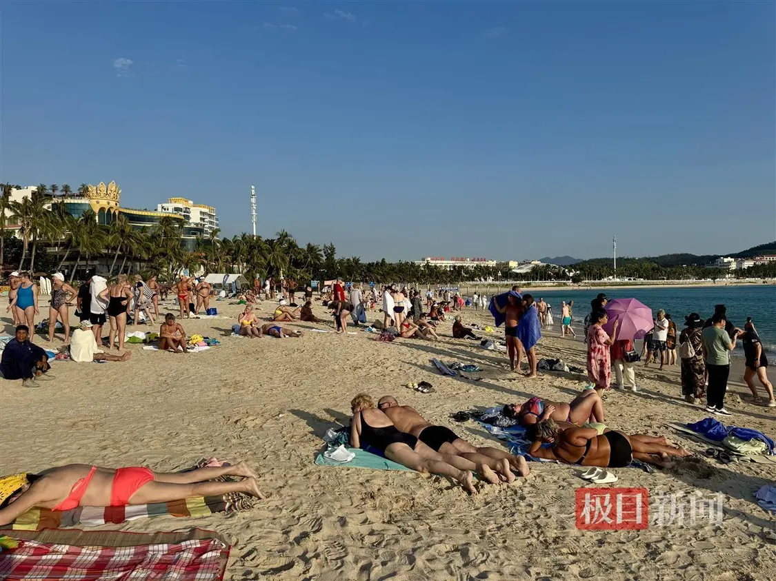 海南封关首日:海滩挤满俄游客 大喇叭中俄双语 海南封关首日:海滩挤满俄游客 大喇叭中俄双语