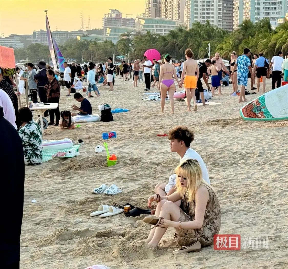 海南封关首日:海滩挤满俄游客 大喇叭中俄双语 海南封关首日:海滩挤满俄游客 大喇叭中俄双语