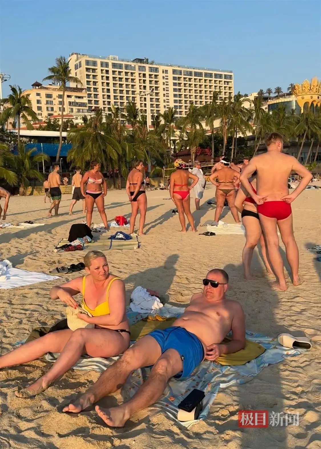 海南封关首日:海滩挤满俄游客 大喇叭中俄双语 海南封关首日:海滩挤满俄游客 大喇叭中俄双语