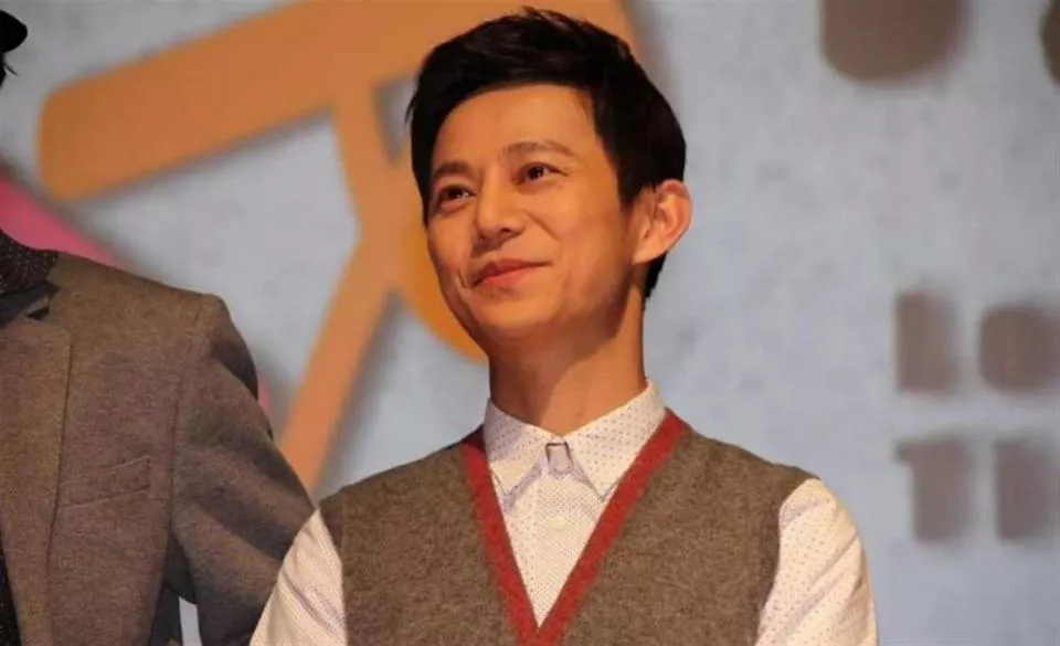 无妻无子、与保姆相伴的何炅，走上了另外一条道路