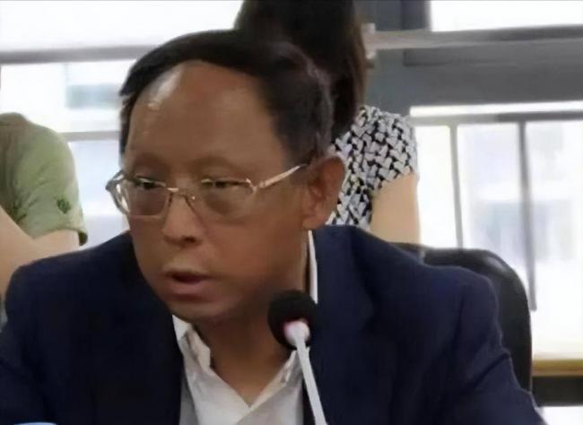 他全家移民却在中国疯狂捞金，一年赚走4个亿