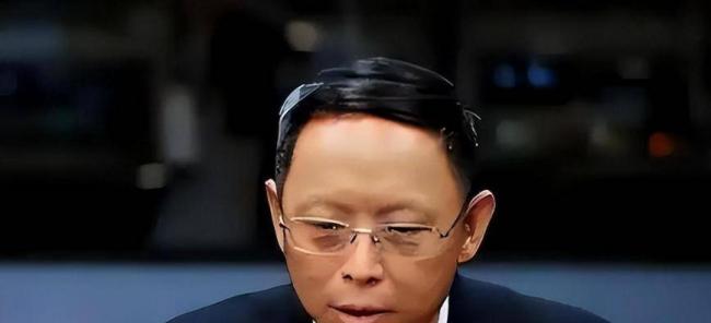 他全家移民却在中国疯狂捞金，一年赚走4个亿