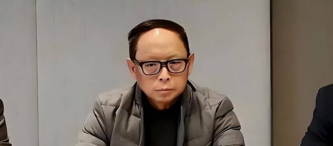 他全家移民却在中国疯狂捞金，一年赚走4个亿