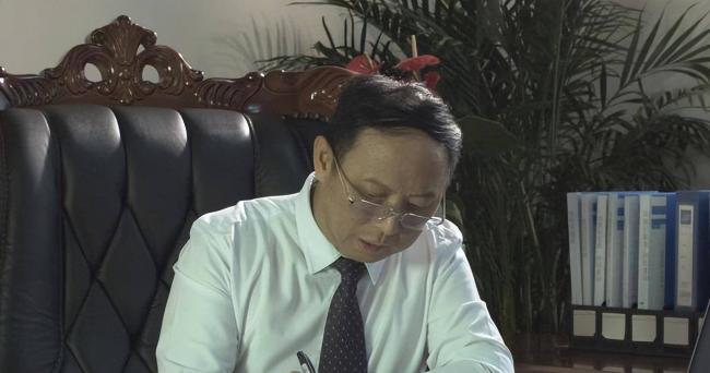 他全家移民却在中国疯狂捞金，一年赚走4个亿